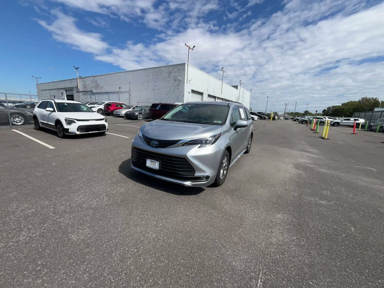 Used 2025 Toyota Sienna XLE FWD image 6