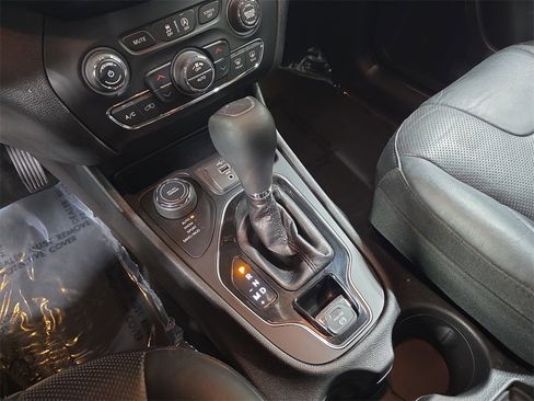 Used 2019 Jeep Cherokee Limited image 25