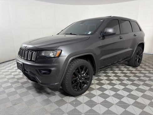 Used 2018 Jeep Grand Cherokee Altitude AWD/4WD image 3