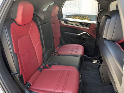 Certified 2026 Porsche Cayenne E-Hybrid AWD/4WD image 25