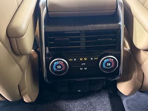 Used 2025 Land Rover Range Rover SE image 19