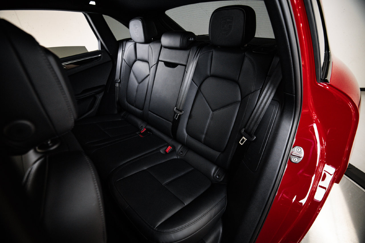Certified 2026 Porsche Macan AWD/4WD image 24