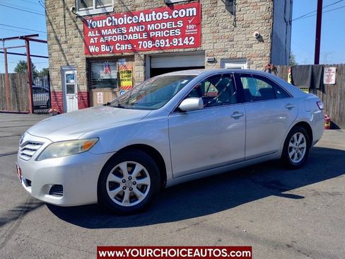 Used 2010 Toyota Camry LE image 1