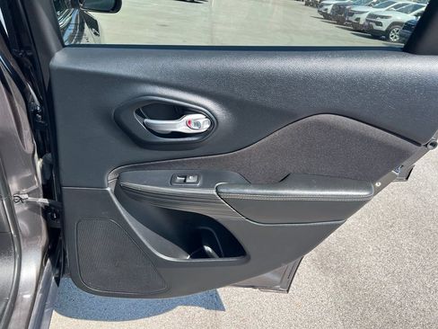 Used 2015 Jeep Cherokee Latitude FWD image 22