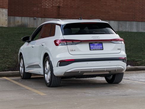 Used 2024 Audi Q4 e-tron Premium image 5