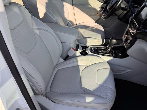 Used 2019 Jeep Cherokee Limited FWD image 12