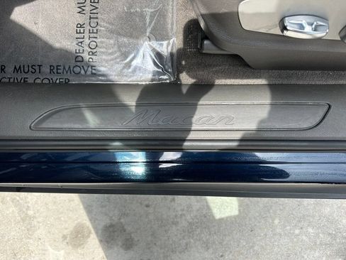 Certified 2018 Porsche Macan AWD/4WD image 19