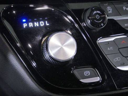 Used 2025 Chrysler Pacifica Select FWD image 31