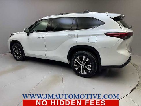 Used 2022 Toyota Highlander XLE image 3