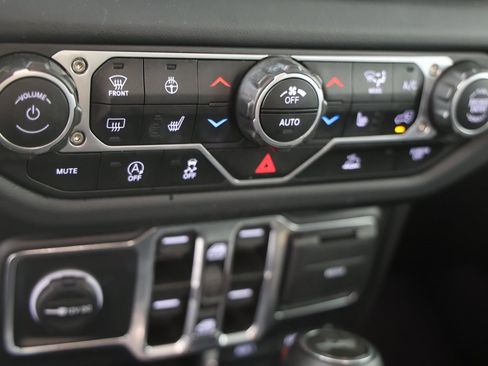 Used 2024 Jeep Wrangler Sahara image 16