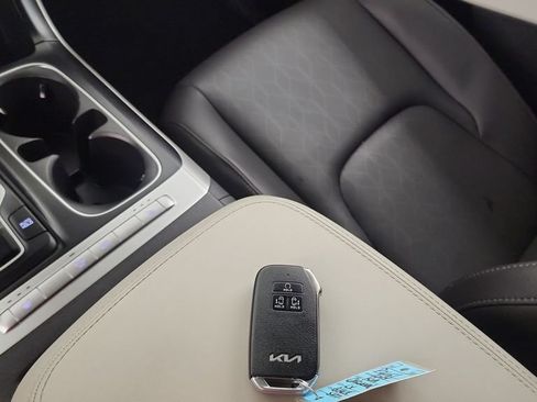 Used 2024 Kia Carnival LX FWD image 19