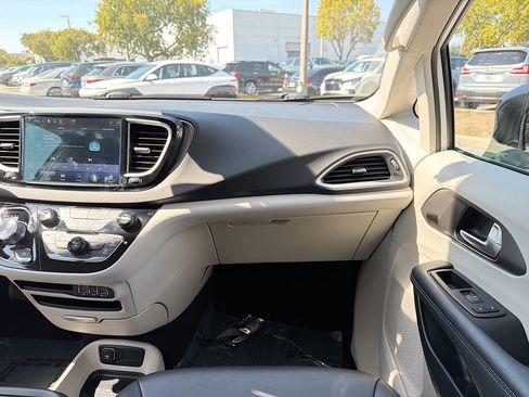 Used 2024 Chrysler Pacifica Touring-L image 17