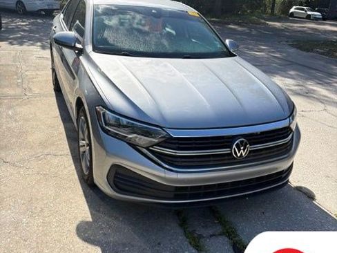 Used 2024 Volkswagen Jetta SE FWD image 3