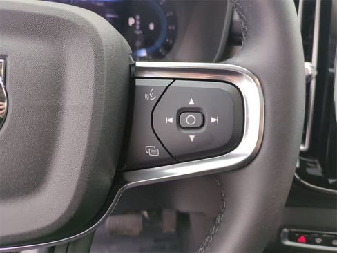 Used 2023 Volvo XC40 B5 Ultimate w/ Protection Package Premier image 17