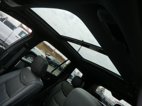 Used 2025 Cadillac XT6 Sport image 11