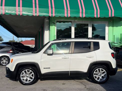 Used 2018 Jeep Renegade Latitude FWD image 2