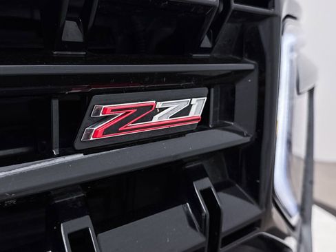 Used 2025 Chevrolet Suburban Z71 image 3