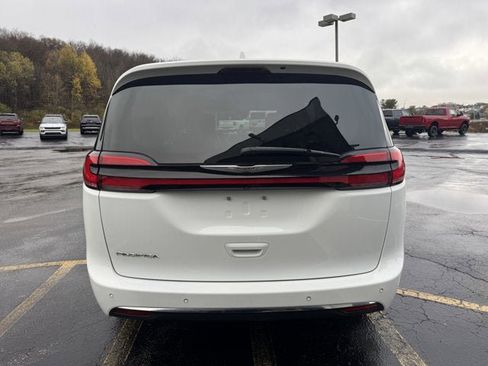Used 2022 Chrysler Pacifica Touring-L image 4