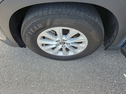 Used 2025 Toyota Grand Highlander AWD image 13