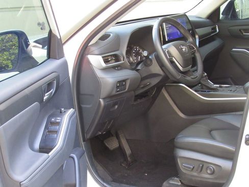 Certified 2024 Toyota Highlander XLE AWD/4WD image 9