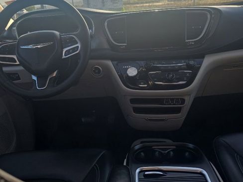 Used 2023 Chrysler Pacifica Touring-L FWD image 7