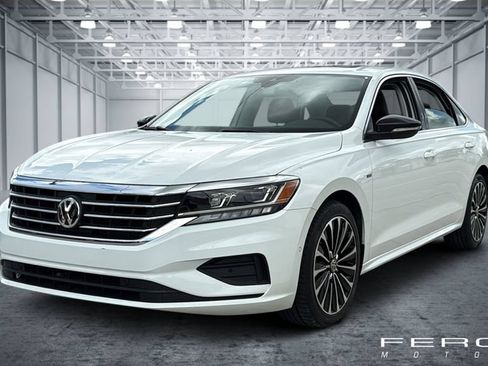Used 2022 Volkswagen Passat 2.0T FWD image 1