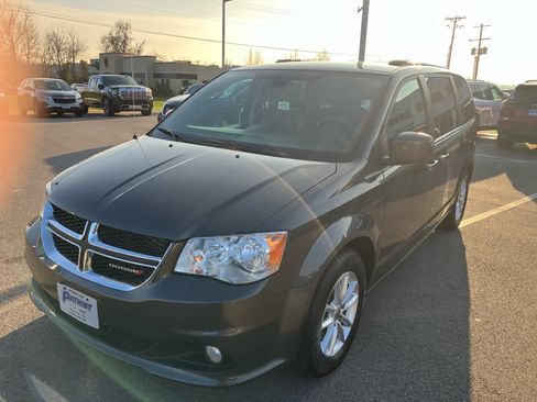 Used 2019 Dodge Grand Caravan SXT image 3