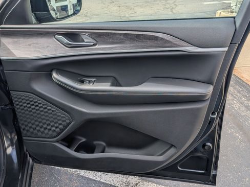 Used 2024 Jeep Grand Cherokee Limited image 3