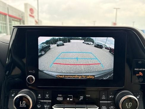 Used 2024 Toyota Highlander XLE AWD/4WD image 34