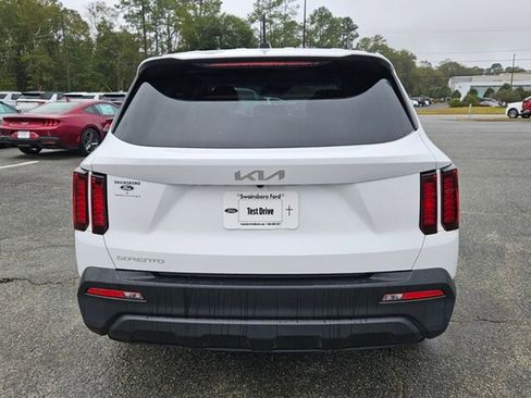 Used 2023 Kia Sorento LX image 12