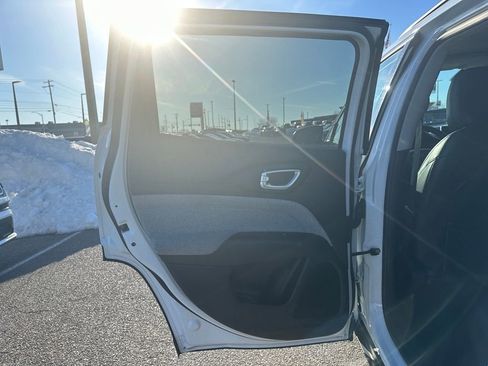 Used 2022 Jeep Compass Latitude image 9