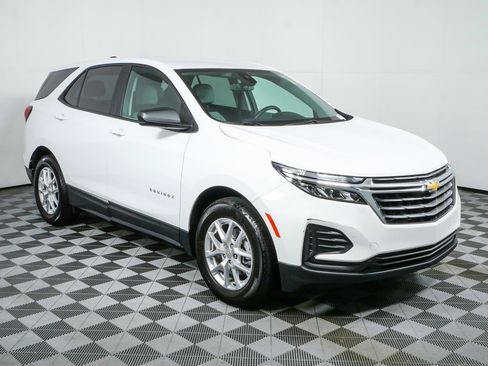 Certified 2024 Chevrolet Equinox LS w/ LS Convenience Package FWD image 1