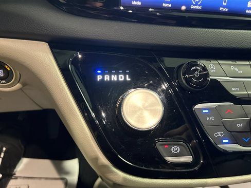 Used 2023 Chrysler Pacifica Touring-L FWD image 20