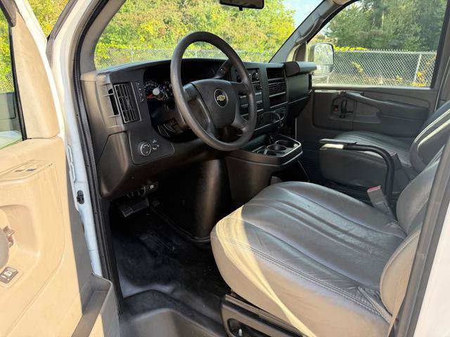 Used 2015 Chevrolet Express 2500 RWD image 21