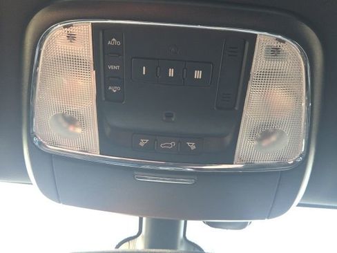 Used 2018 Jeep Grand Cherokee Altitude image 31