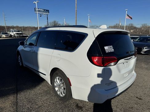 Used 2019 Chrysler Pacifica Touring-L image 5