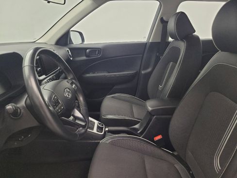 Used 2023 Hyundai Venue Limited FWD image 17