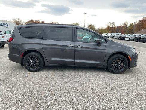 Used 2020 Chrysler Pacifica Touring-L w/ Advanced Safetytec Group image 4