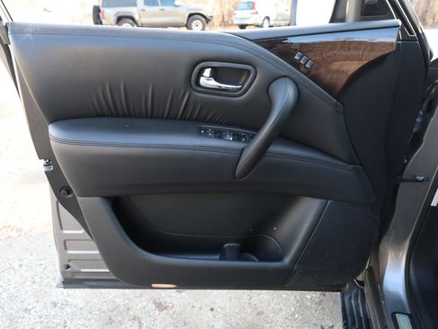 Used 2013 INFINITI QX56 4WD w/ Deluxe Touring Pkg image 18