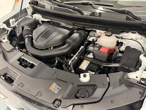 Used 2025 GMC Acadia AT4 w/ Luxury Package image 36