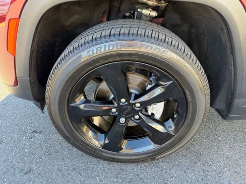 Certified 2024 Jeep Grand Cherokee Altitude image 12