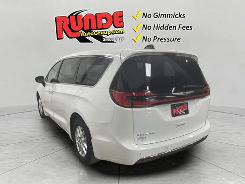 Used 2023 Chrysler Pacifica Touring image 3