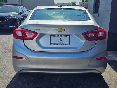 Used 2017 Chevrolet Cruze LT FWD image 4