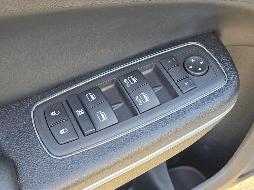 Used 2023 Chrysler 300 S w/ Comfort Group RWD image 24