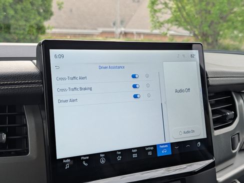 Used 2024 Ford Expedition XLT image 24