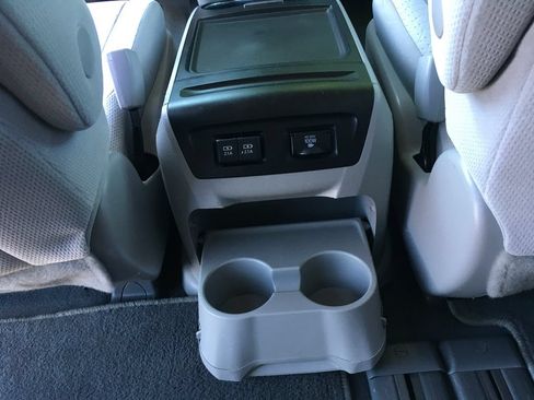 Used 2020 Toyota Sienna LE w/ Carpet Mat Package FWD image 25