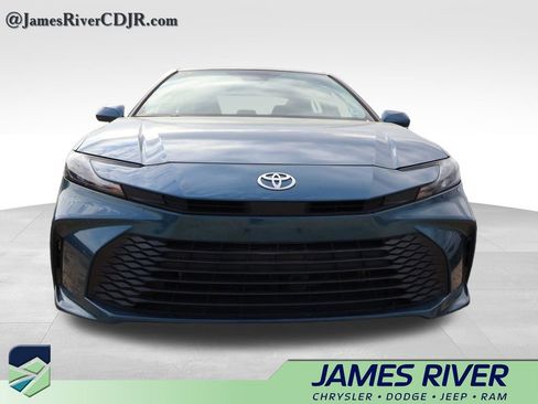 Used 2025 Toyota Camry SE image 3