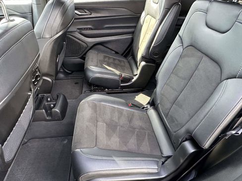 Used 2023 Jeep Grand Cherokee L Laredo image 11