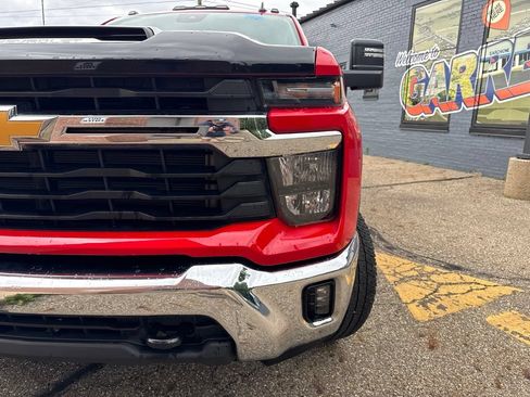 Used 2024 Chevrolet Silverado 2500 LT w/ Convenience Package AWD/4WD image 3