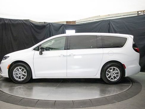 Used 2024 Chrysler Pacifica Touring-L FWD image 10